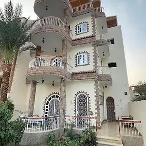 https://full-moon-house.hotels-luxor-egypt.com