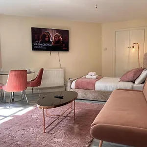  Apartment Haven Homes - Luton United Kingdom